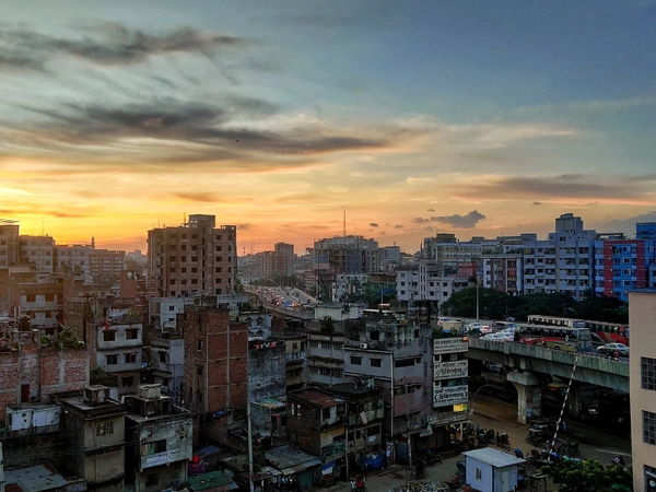 手持设备浏览屏幕内容的写意场景